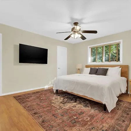 Zilker Home 3 Bedroom 2 Bath With Backyard